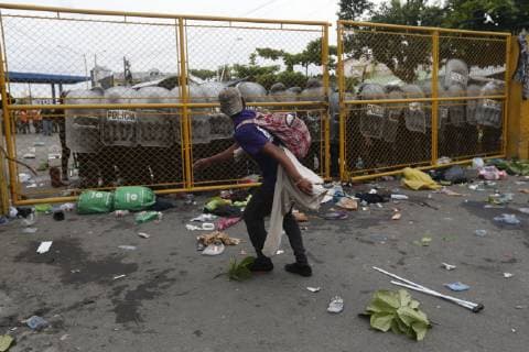 Hundreds of Central-American immigrants of the second caravan heading to the United States, confront policemen at the border fence between Mexico and Guatemala, in Tecun Uman, Guatemala, 28 October 2018. Thousands of immigrants broke the border fence between Guatemala and Mexico and crossed to Mexican territory. Guatemalan anti-riot policemen threw tear gas at the migrants who responded with stones and sticks in their despair to continue their journey to the United States. Immigrants break the fence between Guatemala and Mexico and fight police !ACHTUNG: NUR REDAKTIONELLE NUTZUNG!  Copyright: xEstebanxBibax GUA09 20181028-636763562737789779