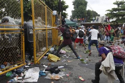 Hundreds of Central-American immigrants of the second caravan heading to the United States, confront policemen at the border fence between Mexico and Guatemala, in Tecun Uman, Guatemala, 28 October 2018. Thousands of immigrants broke the border fence between Guatemala and Mexico and crossed to Mexican territory. Guatemalan anti-riot policemen threw tear gas at the migrants who responded with stones and sticks in their despair to continue their journey to the United States. Immigrants break the fence between Guatemala and Mexico and fight police !ACHTUNG: NUR REDAKTIONELLE NUTZUNG!  Copyright: xEstebanxBibax GUA22 20181028-636763564597572071