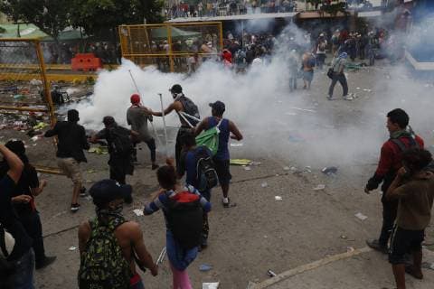 Hundreds of Central-American immigrants of the second caravan heading to the United States, confront policemen at the border fence between Mexico and Guatemala, in Tecun Uman, Guatemala, 28 October 2018. Thousands of immigrants broke the border fence between Guatemala and Mexico and crossed to Mexican territory. Guatemalan anti-riot policemen threw tear gas at the migrants who responded with stones and sticks in their despair to continue their journey to the United States. Immigrants break the fence between Guatemala and Mexico and fight police !ACHTUNG: NUR REDAKTIONELLE NUTZUNG!  Copyright: xEstebanxBibax GUA23 20181028-636763565206722814