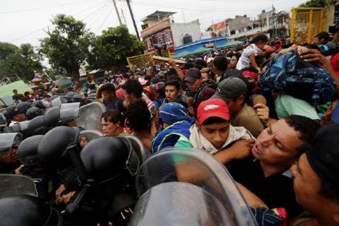 Mexiko, Krawalle an Grenze zu Guatemala Immigrants of the second caravan confront the Guatemalan Police, in Tecun Uman, Guatemala, 28 October 2018. Thousands of immigrants broke the border fence between Guatemala and Mexico and crossed to Mexican territory. Guatemalan anti-riot policemen threw tear gas at the migrants who responded with stones and sticks in their despair to continue their journey to the United States. Immigrants break the fence between Guatemala and Mexico and fight police !ACHTUNG: NUR REDAKTIONELLE NUTZUNG!  Copyright: xEstebanxBibax GUA32 20181028-636763636150899969