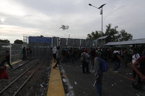 Mexiko, Krawalle an Grenze zu Guatemala Immigrants of the second caravan confront the Guatemalan Police, in Tecun Uman, Guatemala, 28 October 2018. Thousands of immigrants broke the border fence between Guatemala and Mexico and crossed to Mexican territory. Guatemalan anti-riot policemen threw tear gas at the migrants who responded with stones and sticks in their despair to continue their journey to the United States. Immigrants break the fence between Guatemala and Mexico and fight police !ACHTUNG: NUR REDAKTIONELLE NUTZUNG!  Copyright: xEstebanxBibax GUA32 20181029-636763731605460798