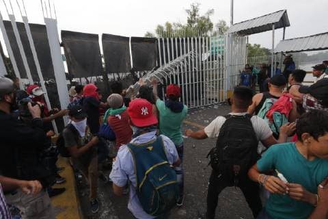 News Bilder des Tages Mexiko, Krawalle an Grenze zu Guatemala Immigrants of the second caravan confront the Guatemalan Police, in Tecun Uman, Guatemala, 28 October 2018. Thousands of immigrants broke the border fence between Guatemala and Mexico and crossed to Mexican territory. Guatemalan anti-riot policemen threw tear gas at the migrants who responded with stones and sticks in their despair to continue their journey to the United States. Immigrants break the fence between Guatemala and Mexico and fight police !ACHTUNG: NUR REDAKTIONELLE NUTZUNG!  Copyright: xEstebanxBibax GUA32 20181029-636763731619835796