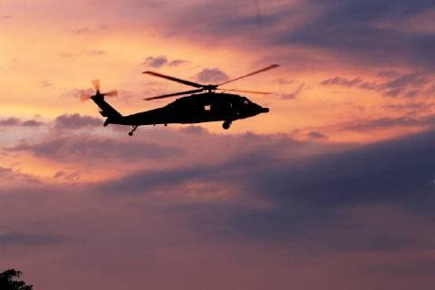 Mexiko, Krawalle an Grenze zu Guatemala A helicopter from the Mexican authorities launches pepper spray over the Central American migrants of the second caravan to the United States. who try to cross from Guatemala to Mexico, in Tecun Uman, Guatemala, 28 October 2018. Thousands of immigrants broke the border fence between Guatemala and Mexico and crossed to Mexican territory. Guatemalan anti-riot policemen threw tear gas at the migrants who responded with stones and sticks in their despair to continue their journey to the United States. Immigrants break the fence between Guatemala and Mexico and fight police !ACHTUNG: NUR REDAKTIONELLE NUTZUNG!  Copyright: xEstebanxBibax GUA31 20181029-636763744381680164