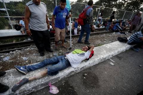 Mexiko, Krawalle an Grenze zu Guatemala A migrant from the second caravan of Central Americans headed to the United States. is injured after confrontations with the Mexican federal police, in Tecun Uman, Guatemala, 28 October 2018. Thousands of immigrants broke the border fence between Guatemala and Mexico and crossed to Mexican territory. Guatemalan anti-riot policemen threw tear gas at the migrants who responded with stones and sticks in their despair to continue their journey to the United States. Immigrants break the fence between Guatemala and Mexico and fight police !ACHTUNG: NUR REDAKTIONELLE NUTZUNG!  Copyright: xEstebanxBibax GUA31 20181029-636763745021439073