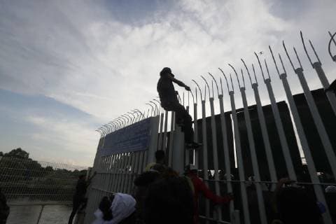 Mexiko, Krawalle an Grenze zu Guatemala Central American migrants of the second caravan to the United States clash with members of the Guatemalan Police in their attempt to cross the border from Guatemala to Mexico, in Tecun Uman, Guatemala, 28 October 2018. Thousands of immigrants broke the border fence between Guatemala and Mexico and crossed to Mexican territory. Guatemalan anti-riot policemen threw tear gas at the migrants who responded with stones and sticks in their despair to continue their journey to the United States. Immigrants break the fence between Guatemala and Mexico and fight police !ACHTUNG: NUR REDAKTIONELLE NUTZUNG!  Copyright: xEstebanxBibax GUA31 20181029-636763861933953005