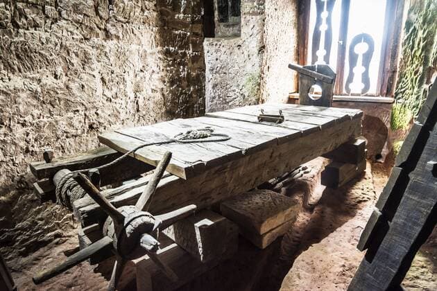 Die historische Folterkammer auf Burg Berwartstein mit einer Streckbank Burgverlies *** The historical torture chamber at Berwartstein Castle with a stretching bench Castle dungeon