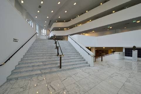 Architektur von Alvar Aalto Deutschland, NRW, Essen, Aalto-Theater, Das Aalto-Theater ist seit 1988 das Opernhaus der Stadt Essen. 1959 stellte der finnische Architekt Alvar Aalto die ersten Entwuerfe fuer das Gebaeude vor. In den Jahren 1983 und 1988 wurde der Bau unter der Leitung des deutschen Architekten Harald Deilmann vollendet. Neben der Darbietung von Oper und Operette ist das Aalto-Theater Spielstaette des Aalto-Musiktheaters, des Aalto Ballett Theaters Essen und der Essener Philharmoniker. Blick in das Foyer des Theaters. Aalto Theater in Essen *** Germany NRW Essen Aalto Theater The Aalto Theater has been the opera house of the city of Essen since 1988 1959, the Finnish architect Alvar Aalto presented the first designs for the building. In 1983 and 1988 the building was completed under the direction of the German architect Harald Deilmann.