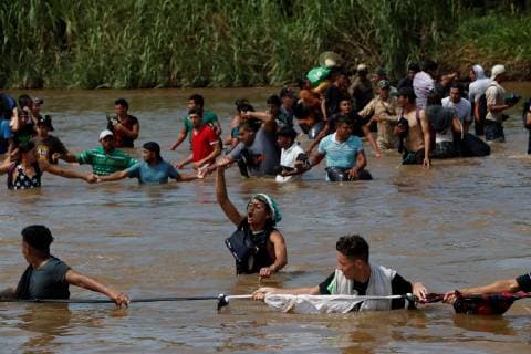 Members of the second migrants caravan, mostly Hondurans, cross the Suchiate river, which separates Guatemala and Mexico, in Tecun Uman, Guatemala, 29 October 2018. This is the second Central-American migrants caravan heading to the United States after past 13 October the first left San Pedro Sula. Migrants caravan crosses Suchiate river between Guatemala and Mexico !ACHTUNG: NUR REDAKTIONELLE NUTZUNG!  Copyright: xEstebanxBibax GUA12 20181029-636764362213990189