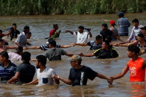 Members of the second migrants caravan, mostly Hondurans, cross the Suchiate river, which separates Guatemala and Mexico, in Tecun Uman, Guatemala, 29 October 2018. This is the second Central-American migrants caravan heading to the United States after past 13 October the first left San Pedro Sula. Migrants caravan crosses Suchiate river between Guatemala and Mexico !ACHTUNG: NUR REDAKTIONELLE NUTZUNG!  Copyright: xEstebanxBibax GUA11 20181029-636764362268365202