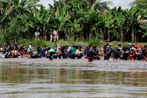 Members of the second migrants caravan, mostly Hondurans, cross the Suchiate river, which separates Guatemala and Mexico, in Tecun Uman, Guatemala, 29 October 2018. This is the second Central-American migrants caravan heading to the United States after past 13 October the first left San Pedro Sula. Migrants caravan crosses Suchiate river between Guatemala and Mexico !ACHTUNG: NUR REDAKTIONELLE NUTZUNG!  Copyright: xEstebanxBibax GUA05 20181029-636764362910389930