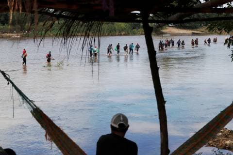 Members of the second migrants caravan, mostly Hondurans, cross the Suchiate river, which separates Guatemala and Mexico, in Tecun Uman, Guatemala, 29 October 2018. This is the second Central-American migrants caravan heading to the United States after past 13 October the first left San Pedro Sula. Migrants caravan crosses Suchiate river between Guatemala and Mexico !ACHTUNG: NUR REDAKTIONELLE NUTZUNG!  Copyright: xEstebanxBibax GUA20 20181029-636764362925077510
