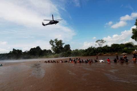 A hellicopter of the Mexican Police flies over members of the second migrants caravan, mostly Hondurans, cross the Suchiate river, which separates Guatemala and Mexico, in Tecun Uman, Guatemala, 29 October 2018. This is the second Central-American migrants caravan heading to the United States after past 13 October the first left San Pedro Sula. Migrants caravan crosses Suchiate river between Guatemala and Mexico !ACHTUNG: NUR REDAKTIONELLE NUTZUNG!  Copyright: xEstebanxBibax GUA18 20181029-636764363541307520