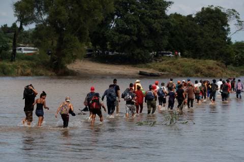 Members of the second migrants caravan, mostly Hondurans, cross the Suchiate river, which separates Guatemala and Mexico, in Tecun Uman, Guatemala, 29 October 2018. This is the second Central-American migrants caravan heading to the United States after past 13 October the first left San Pedro Sula. Migrants caravan crosses Suchiate river between Guatemala and Mexico !ACHTUNG: NUR REDAKTIONELLE NUTZUNG!  Copyright: xEstebanxBibax GUA02 20181029-636764363569432982