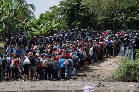 News Bilder des Tages Anti-riot policemen allow the entrance of Honduran immigrants after they crossed the Suchiate river, in Ciudad Hidalgo, Mexico, 29 October 2018. The second migrants caravan, mostly formed by Hondurans, heads to the United States. Second migrants caravan tries to continue journey to the United States !ACHTUNG: NUR REDAKTIONELLE NUTZUNG!  Copyright: xEstebanxBibax BIB11 20181029-636764438863814610
