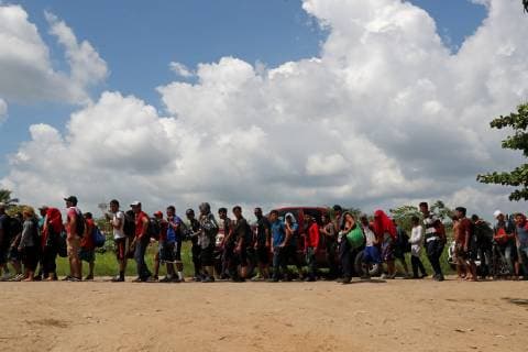Anti-riot policemen allow the entrance of Honduran immigrants after they crossed the Suchiate river, in Ciudad Hidalgo, Mexico, 29 October 2018. The second migrants caravan, mostly formed by Hondurans, heads to the United States. Second migrants caravan tries to continue journey to the United States !ACHTUNG: NUR REDAKTIONELLE NUTZUNG!  Copyright: xEstebanxBibax BIB12 20181029-636764438878658513
