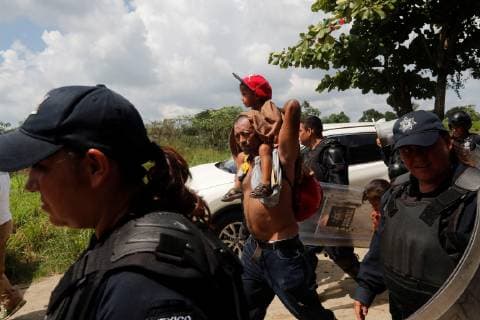 Anti-riot policemen allow the entrance of Honduran immigrants after they crossed the Suchiate river, in Ciudad Hidalgo, Mexico, 29 October 2018. The second migrants caravan, mostly formed by Hondurans, heads to the United States. Second migrants caravan tries to continue journey to the United States !ACHTUNG: NUR REDAKTIONELLE NUTZUNG!  Copyright: xEstebanxBibax BIB10 20181029-636764439493156485
