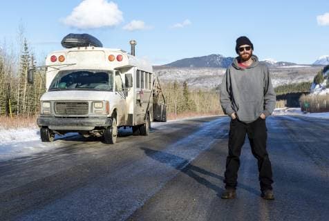 IMAGO Creative: Countdown bis Weihnachten, Nach Hause reisen Man Standing In The Middle Of The Alaska Highway While Driving North To Alaska, Alaska Highway British Columbia Canada model released Symbolfoto Copyright: BenxGirardi GIEN000887