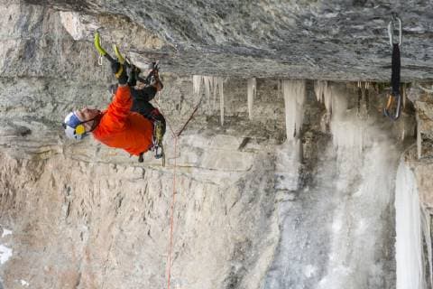 IMAGO Creative: Resilienz A man mixed ice climbing a difficult route called P51 Mustang, rated M14, on his second try in the Vail Ampitheater, Vail, Colorado., Vail Colorado USA model released Symbolfoto Copyright: KennanxHarvey HAKE001157