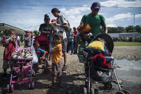 Members of the caravan of Central American migrants prepare for their departure from Tepatepec to the town of Niltepec, in the state of Oaxaca, Mexico, 29 October 2018. The caravan of Central American migrants, mostly Hondurans, continue advancing through the southern Mexican state of Oaxaca to the United States, the same day a new contingent of some 2,000 people entered Mexico from Guatemala. The migrant caravan advances as a new contingent enters Mexico !ACHTUNG: NUR REDAKTIONELLE NUTZUNG!  Copyright: xLuisxVillalobosx MXX01 20181030-636764642096183022