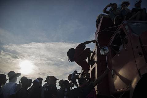 Members of the caravan of Central American migrants prepare for their departure from Tepatepec to the town of Niltepec, in the state of Oaxaca, Mexico, 29 October 2018. The caravan of Central American migrants, mostly Hondurans, continue advancing through the southern Mexican state of Oaxaca to the United States, the same day a new contingent of some 2,000 people entered Mexico from Guatemala. The migrant caravan advances as a new contingent enters Mexico !ACHTUNG: NUR REDAKTIONELLE NUTZUNG!  Copyright: xLuisxVillalobosx MXX01 20181030-636764642100089271