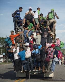 Members of the caravan of Central American migrants prepare for their departure from Tepatepec to the town of Niltepec, in the state of Oaxaca, Mexico, 29 October 2018. The caravan of Central American migrants, mostly Hondurans, continue advancing through the southern Mexican state of Oaxaca to the United States, the same day a new contingent of some 2,000 people entered Mexico from Guatemala. The migrant caravan advances as a new contingent enters Mexico !ACHTUNG: NUR REDAKTIONELLE NUTZUNG!  Copyright: xLuisxVillalobosx MXX01 20181030-636764642703838306