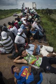 Members of the caravan of Central American migrants prepare for their departure from Tepatepec to the town of Niltepec, in the state of Oaxaca, Mexico, 29 October 2018. The caravan of Central American migrants, mostly Hondurans, continue advancing through the southern Mexican state of Oaxaca to the United States, the same day a new contingent of some 2,000 people entered Mexico from Guatemala. The migrant caravan advances as a new contingent enters Mexico !ACHTUNG: NUR REDAKTIONELLE NUTZUNG!  Copyright: xLuisxVillalobosx MXX01 20181030-636764642707119563