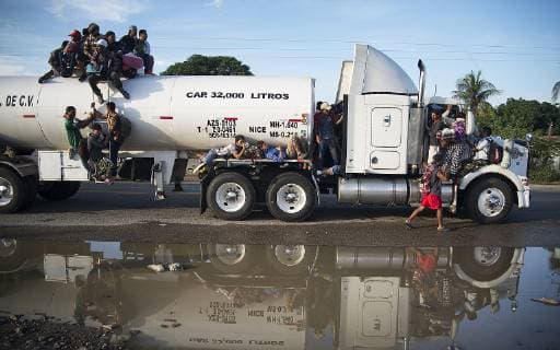 News Bilder des Tages Members of the caravan of Central American migrants prepare for their departure from Tepatepec to the town of Niltepec, in the state of Oaxaca, Mexico, 29 October 2018. The caravan of Central American migrants, mostly Hondurans, continue advancing through the southern Mexican state of Oaxaca to the United States, the same day a new contingent of some 2,000 people entered Mexico from Guatemala. The migrant caravan advances as a new contingent enters Mexico !ACHTUNG: NUR REDAKTIONELLE NUTZUNG!  Copyright: xLuisxVillalobosx MXX01 20181030-636764642714463310