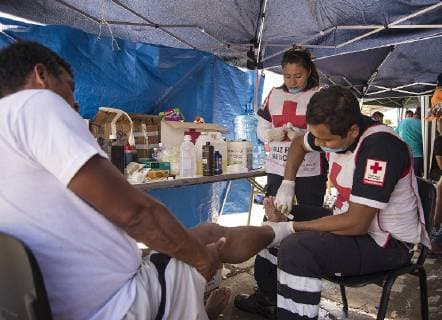 Members of the migrant caravan receive medical attention during their journey from Tepatepec to the town of Niltepec, in the state of Oaxaca, Mexico, 29 October 2018. The caravan of Central American migrants, mostly Hondurans, continue advancing through the southern Mexican state of Oaxaca to the United States, the same day a new contingent of some 2,000 people entered Mexico from Guatemala. The migrant caravan advances as a new contingent enters Mexico !ACHTUNG: NUR REDAKTIONELLE NUTZUNG!  Copyright: xLuisxVillalobosx MXX01 20181030-636764642717744563