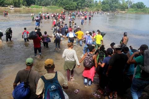 News Bilder des Tages Mexiko, Migranten am Grenzfluss zu Guatemala October 29, 2018 - EUM20181029NAC09.JPG .CIUDAD DE MEXICO. MigrantsMigrantes-Caravana. 29 de octubre de 2018. Un grupo de migrantes, que forman parte de la tercera caravana, ingresaron a territorio mexicano a traves del rio Suchiate, en la frontera entre Mexico y Guatemala. Foto: Agencia EL UNIVERSALEELG  - ZUMAu78_ 20181029_zaf_u78_050 Copyright: xElxUniversalx