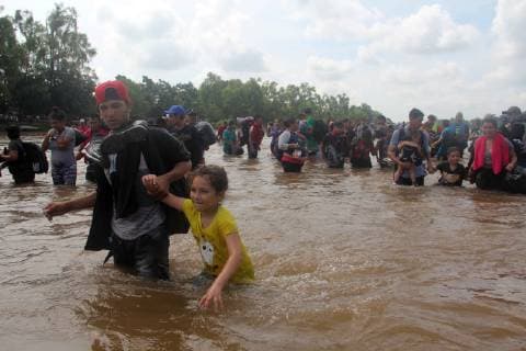 Mexiko, Migranten am Grenzfluss zu Guatemala October 29, 2018 - EUM20181029NAC10.JPG .CIUDAD DE MEXICO. MigrantsMigrantes-Caravana. 29 de octubre de 2018. Un grupo de migrantes, que forman parte de la tercera caravana, ingresaron a territorio mexicano a traves del rio Suchiate, en la frontera entre Mexico y Guatemala. Foto: Agencia EL UNIVERSALEELG  - ZUMAu78_ 20181029_zaf_u78_051 Copyright: xElxUniversalx