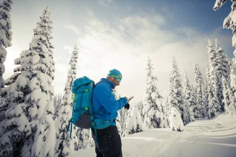 IMAGO Creative: Sport Start-Up Skier Stops To Checking His Smartphone During A Backcountry Ski Trip, Hope British Columbia Canada model released Symbolfoto Copyright: ChristopherxKimmel KICH007605