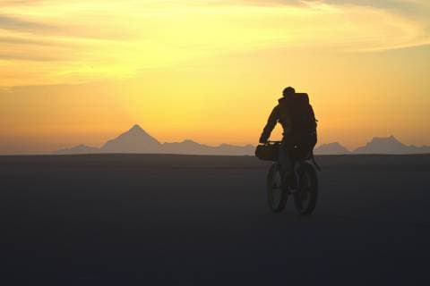 Man fatbiking on a remote beach near Yakutat, Alaska., Yakutat Alaska USA model released Symbolfoto Copyright: RyanxKrueger KRRY000069