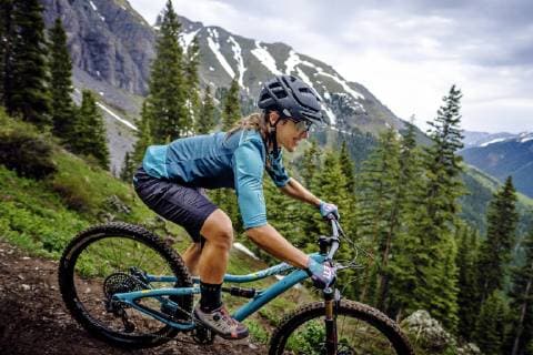 Woman mountain biker in scenic landscape rides downhill on the Ice Lakes trail, USA, Ice Lakes Trail Colorado United States model released Symbolfoto Copyright: KylexLedeboer LEKY000718