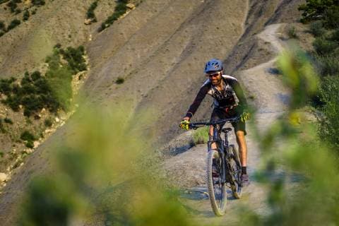 Male Mountain Biker rides down Hogs back on narrow trail near Durango, Colorado, Durango Colorado United States model released Symbolfoto Copyright: KylexLedeboer LEKY000884