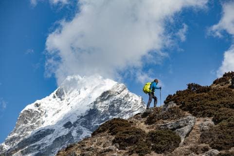 Side view of man hiking near Mount Everest, Dingboche, Khumbu, Solukhumbu District, Nepal, Dingboche Solu-Khumbu Nepal model released Symbolfoto Copyright: JakexNorton NOJA000636