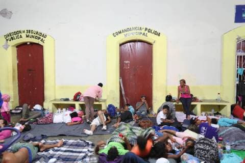 October 30, 2018 - EUM201830NAC03.JPG.JUCHITÃN, Oax., Migrants Migrantes Caravana.- La caravana migrante durmio la noche de este lunes 29 de octubre de 2018 en el poblado de Niltepec, en atrios de iglesias y espacios publicos. La manana de este martes 30, salieron con destino a Juchitan. Foto: Agencia EL UNIVERSAL RDB.  - ZUMAu78_ 20181030_zaf_u78_017 Copyright: xValentexRosasx