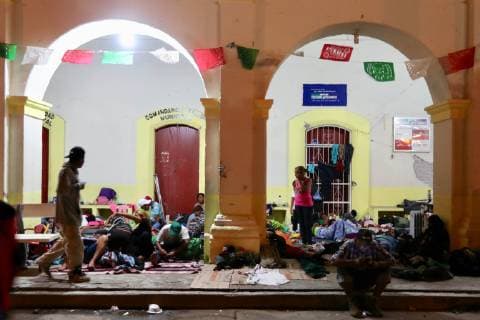 October 30, 2018 - EUM201830NAC01.JPG.JUCHITÃN, Oax., Migrants Migrantes Caravana.- La caravana migrante durmio la noche de este lunes 29 de octubre de 2018 en el poblado de Niltepec, en atrios de iglesias y espacios publicos. La manana de este martes 30 salieron con destino a Juchitan. Foto: Agencia EL UNIVERSAL RDB.  - ZUMAu78_ 20181030_zaf_u78_019 Copyright: xValentexRosasx