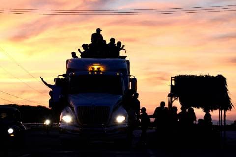 October 30, 2018 - EUM201830NAC04.JPG.JUCHITÃN, Oax., Migrants Migrantes Caravana.- La caravana migrante durmio la noche de este lunes 29 de octubre de 2018 en el poblado de Niltepec, en atrios de iglesias y espacios publicos. La manana de este martes 30, salieron con destino a Juchitan. Foto: Agencia EL UNIVERSAL RDB.  - ZUMAu78_ 20181030_zaf_u78_020 Copyright: xValentexRosasx