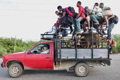October 30, 2018 - EUM201830NAC06.JPG.JUCHITÃN, Oax., Migrants Migrantes Caravana.- Este martes 30 de octubre de 2018, la caravana migrante partio rumbo a Juchitan. En la imagen: Migrantes son transportados por traileres, camionetas o cualquier transporte que los pueda llevar a su destino y evitar las largas caminatas. Foto: Agencia EL UNIVERSAL RDB.  - ZUMAu78_ 20181030_zaf_u78_021 Copyright: xValentexRosasx