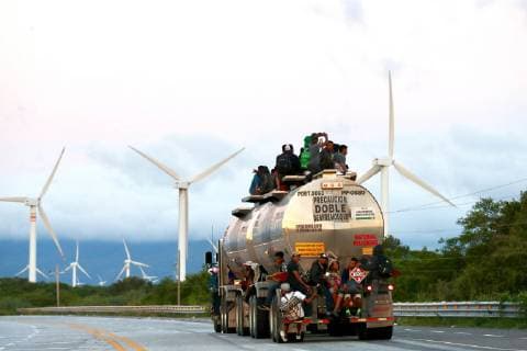 News Bilder des Tages October 30, 2018 - EUM201830NAC05.JPG.JUCHITÃN, Oax., Migrants Migrantes Caravana.- Este martes 30 de octubre de 2018, la caravana migrante partio rumbo a Juchitan. En la imagen: Migrantes son transportados por traileres, camionetas o cualquier transporte que los pueda llevar a su destino y evitar las largas caminatas. Foto: Agencia EL UNIVERSAL RDB.  - ZUMAu78_ 20181030_zaf_u78_022 Copyright: xValentexRosasx