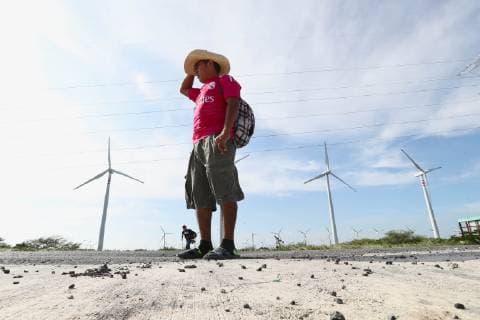 October 30, 2018 - EUM201830NAC08.JPG.JUCHITÃN, Oax., Migrants Migrantes Caravana.- Este martes 30 de octubre de 2018, la caravana migrante partio rumbo a Juchitan. En la imagen: migrantes siguen a pie su trayecto, mientras pasan por los aerogeneradores del Parque Eolicos en el Istmo. Foto: Agencia EL UNIVERSAL RDB.  - ZUMAu78_ 20181030_zaf_u78_023 Copyright: xValentexRosasx