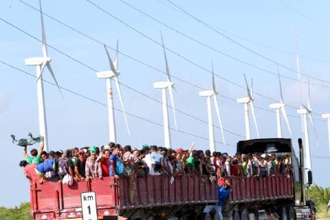 October 30, 2018 - EUM201830NAC07.JPG.JUCHITÃN, Oax., Migrants Migrantes Caravana.- Este martes 30 de octubre de 2018, la caravana migrante partio rumbo a Juchitan. En la imagen: Migrantes son transportados por traileres, camionetas o cualquier transporte que los pueda llevar a su destino y evitar las largas caminatas. Foto: Agencia EL UNIVERSAL RDB.  - ZUMAu78_ 20181030_zaf_u78_024 Copyright: xValentexRosasx