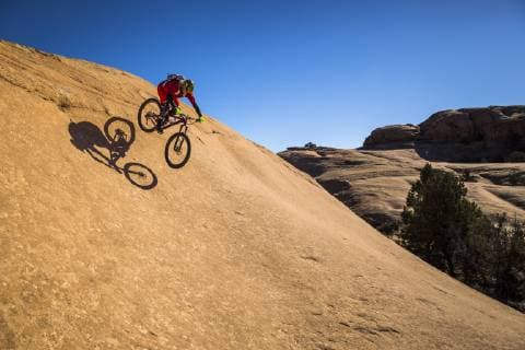 A man mountain biking on the slickrock trail, Moab, Utah., Moab Utah United States model released Symbolfoto Copyright: WhitxRichardson RIWI000302