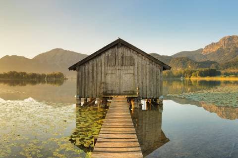 Boat hut in the Kochelsee behind Herzogstand and Heimgarten Upper Bavaria Bavaria Germany Europe Copyright: imageBROKER/FranzxWalter ibxmal04762778.jpg