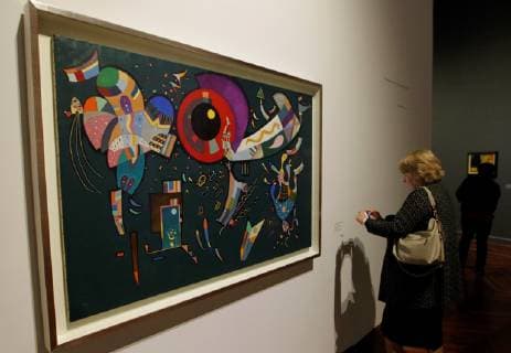 Mexiko-Stadt, Kandinsky Ausstellung A view of the artwork Alrededor del Circulo (1940) by Vasily Kandinsky (1866-1944) during the exposition Kandinsky. Pequenos Mundos (Lit. Kandinsky. Little worlds), at the Fine Arts Palace in Mexico City, Mexico, 30 October 2018. Kandinsky exhibition in Mexico City !ACHTUNG: NUR REDAKTIONELLE NUTZUNG!  Copyright: xMarioxGuzmanx AME6430 20181031-636765408398979300