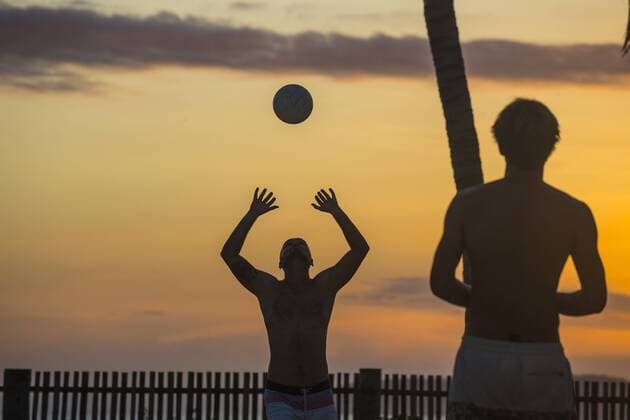 IMAGO Creative: Sommer Sport - Strand Silhouette Of People Playing Volleyball At Beach During Sunset, Kertasari Sumbawa Indonesia model released Symbolfoto Copyright: KonstantinxTrubavin TRKO008024