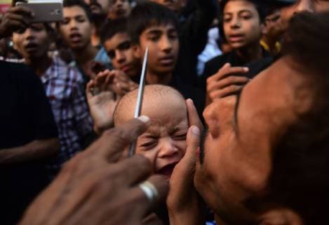 News Themen der Woche KW44 News Bilder des Tages October 30, 2018 - Allahabad, India - An indian shiite muslim flagellates his young son on his head with knife, during a religious procession on Arbeen, 40th day after Ashura in Allahabad on October 30 , 2018 . Arbaeen, which marks the 40th day after Ashura, commemorates the seventh century killing of the Prophet Mohammed s grandson Imam Hussein. Allahabad India  - ZUMAn230 20181030_zaa_n230_223 Copyright: xRiteshxShuklax