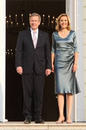 Berlin, Sommerfest des BundesprÅ sidenten Christian Wulff mit Ehefrau Bettina, im Park von Schloß Bellevue, Foto Rainer Droese *** Berlin Summer Party of the Federal President Christian Wulff with his wife Bettina in the park of Bellevue Castle Photo Rainer Droese