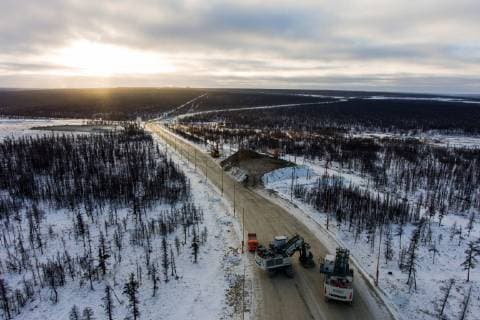 IMAGO Nature: Unsere Erde, Ressourcen, Diamanten YAKUTIA, RUSSIA - OCTOBER 30, 2018: An aerial view of a road leading to the Verkhne-Munskoye deposit in the village of Verkhnyanya Muna, the Republic of Sakha (Yakutia). The ALROSA diamond company is to develop the Verkhne-Munskoye deposit up to 2043. Alexander Ryumin TASS  TS095CE7