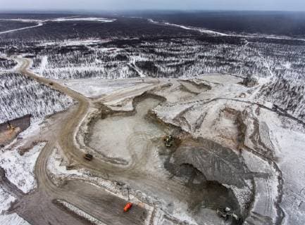 IMAGO Nature: Unsere Erde, Ressourcen, Diamanten YAKUTIA, RUSSIA - OCTOBER 30, 2018: ALROSA machinery excavating diamond ore at the Verkhne-Munskoye deposit in the village of Verkhnyanya Muna, the Republic of Sakha (Yakutia). The ALROSA diamond company is to develop the Verkhne-Munskoye deposit up to 2043. Alexander Ryumin TASS  TS095D27